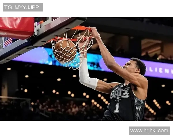 马刺与勇士季后赛第三场激战回顾球星表现与战术分析